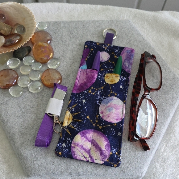 🪐 Purple Galaxy Pen & Glasses Holder with Bonus Lanyard - Picture 1 of 5